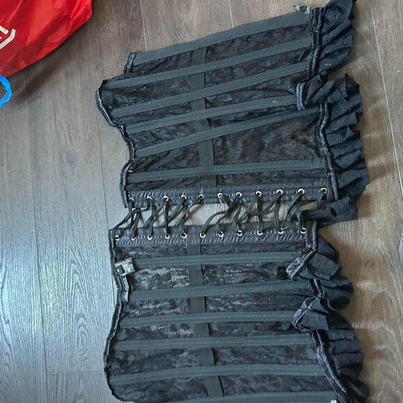 Black lace up corset top with ruffles and lace up back Size: M Vintage Y2K - Picture 5 of 6